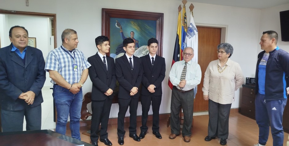 UNET otorga botón de oro a los trillizos graduados como médicos cirujanos